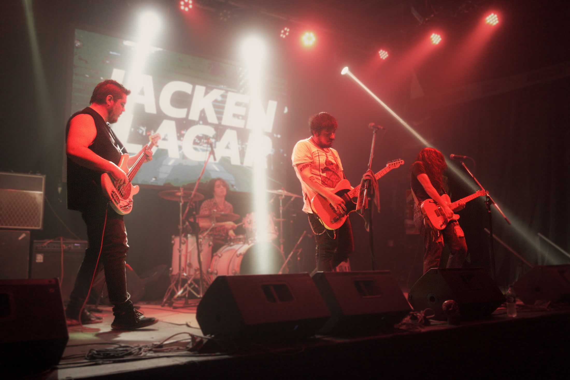 Jacken Lacar tocando en vivo con luces rojas